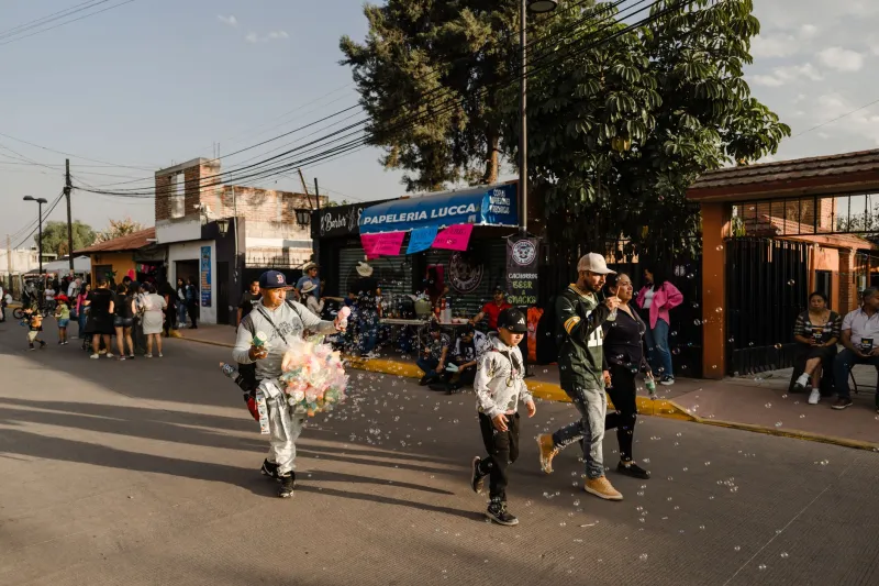 El Edificio Más Poderoso del Barrio No Es la Iglesia Ni la Bodega — Es la Biblioteca